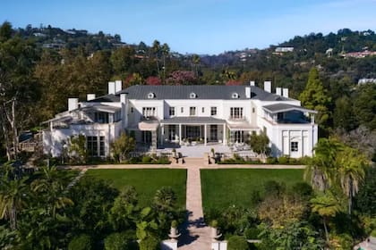 Esta imponente residencia de Bel-Air, promocionada como la más cara de Los Ángeles, pasó de los US$195 millones a US$165 millones (Compass)