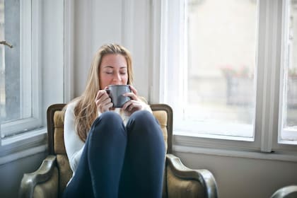 Esta infusión tiene múltiples propiedades para la salud; sin embargo, los expertos recomiendan beberla con moderación