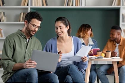 Esta iniciativa podría beneficiar a miles de adultos que buscan reingresar al sistema educativo. Foto: Pinterest.