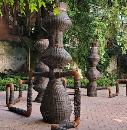 Esta instalación en el patio del Museo Fernandez Blanco da cuenta de la dimesión de las obras de Eugenia.