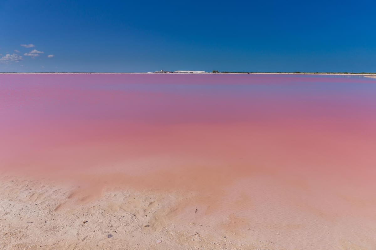 Esta isla es muy particular por el color de sus aguas. Tiene un pequeño pueblo pesquero sustentable y recibe a cientos de turistas por día