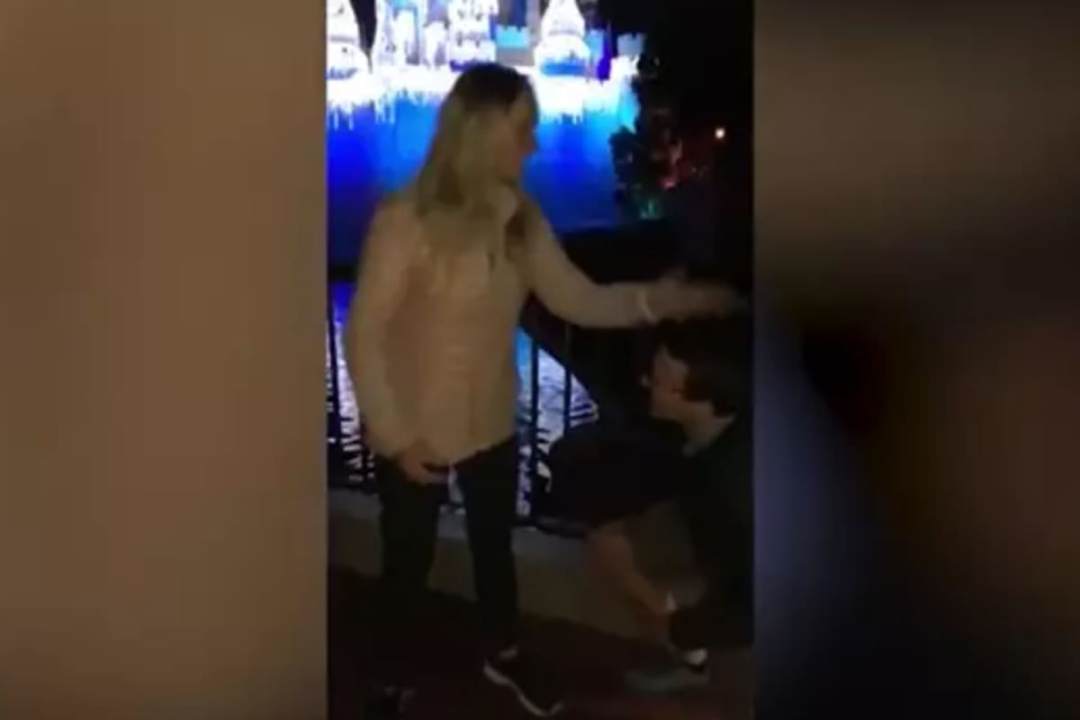 Esta joven se piensa que su novio le está gastando una broma en plena pedida de mano