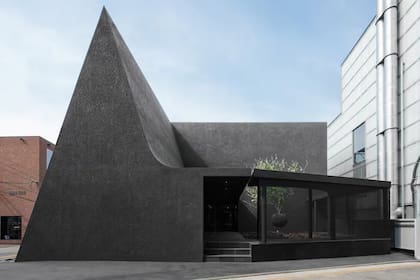 Esta joya brutalista en negro y cemento fue diseñada para la marca coreana Juun J en Seúl por el estudio WGNB.