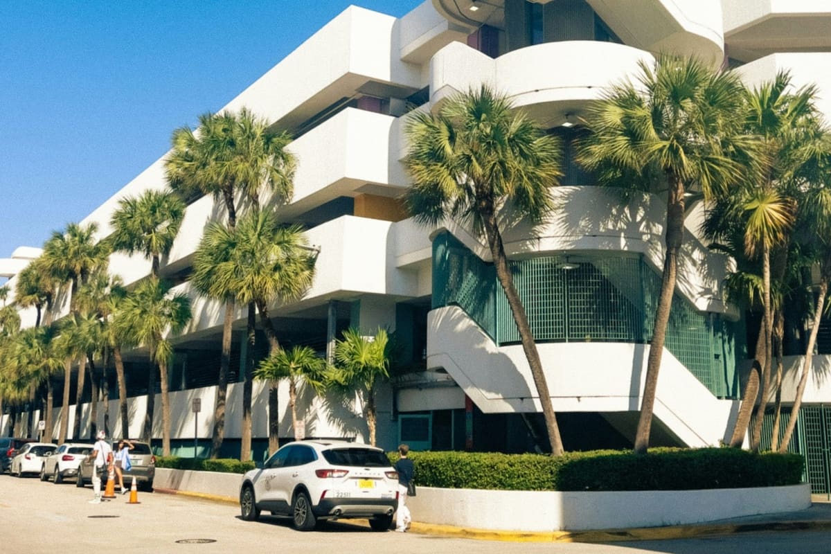 Esta ley se aprobó por el gobernador, Ron DeSantis, en 2022 con el objetivo de implementar medidas para la seguridad de los edificios y los residentes