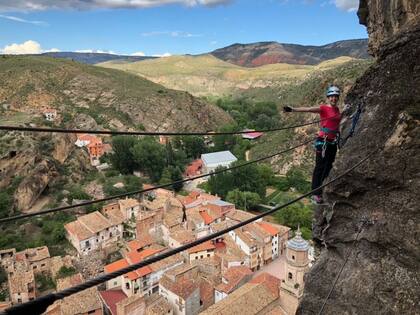 Esta localidad también cuenta con montañas de escalada que -según los locales- están formadas por láminas que asemejan a las hojas de los libros
