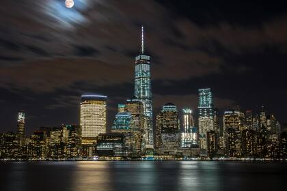 Esta luna llena, que ilumina el cielo invernal, ofrece un espectáculo visual impresionante y es una de las más esperadas del año (Archivo)