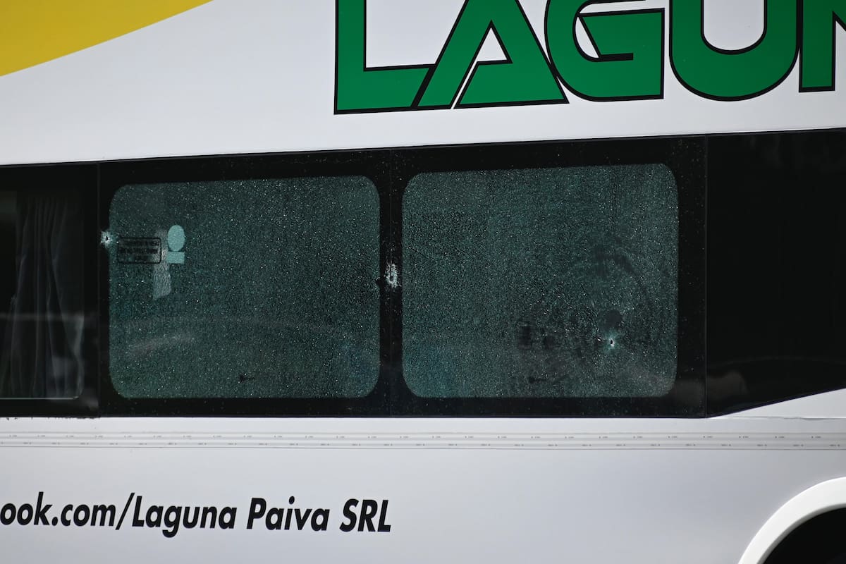 Esta mañana cerca del mediodía atacaron a tiros a dos colectivos que transportaban agentes del servicio penitenciario de Santa Fe en la avenida circunvalación de Rosario, resultó con heridas leves uno de los policías