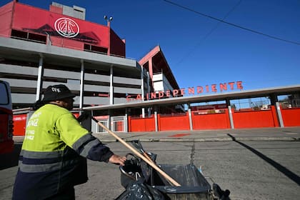 Esta mañana, el estadio de Independiente de Avellaneda, tras los graves incidentes producidos anoche; empleados del municipio limpiando las calles