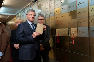 Del furcio del jefe de gobierno, que rebautizó al escritor en Madrid, a una larga saga de tropezones literarios