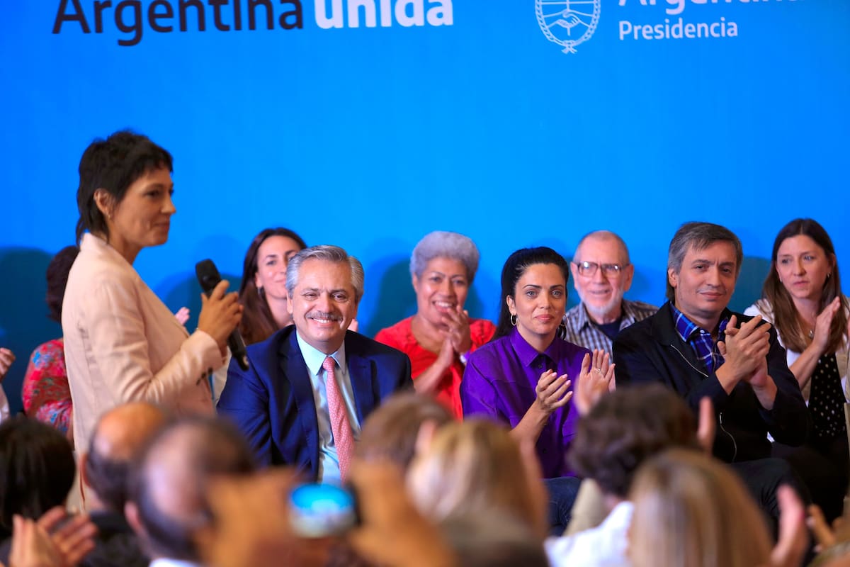 Esta manana el presidente Alberto Fernandez anuncio el nuevo vademecum de medicamentos esenciales gratuitos para afiliados del PAMI. Estuvieron presentes la titular del PAMI, Luana Volnovich, y la intendenta de Quilmes, Mayra Mendoza, el diputado Maximo Kirchner 2020