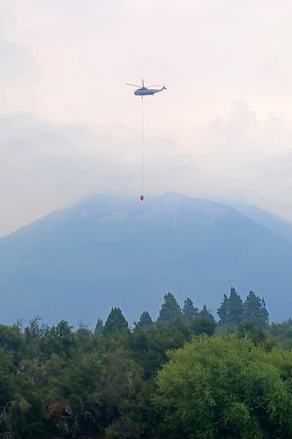 Esta mañana empezó a realizar tiros de agua un helicóptero aportado por la provincia de Río Negro