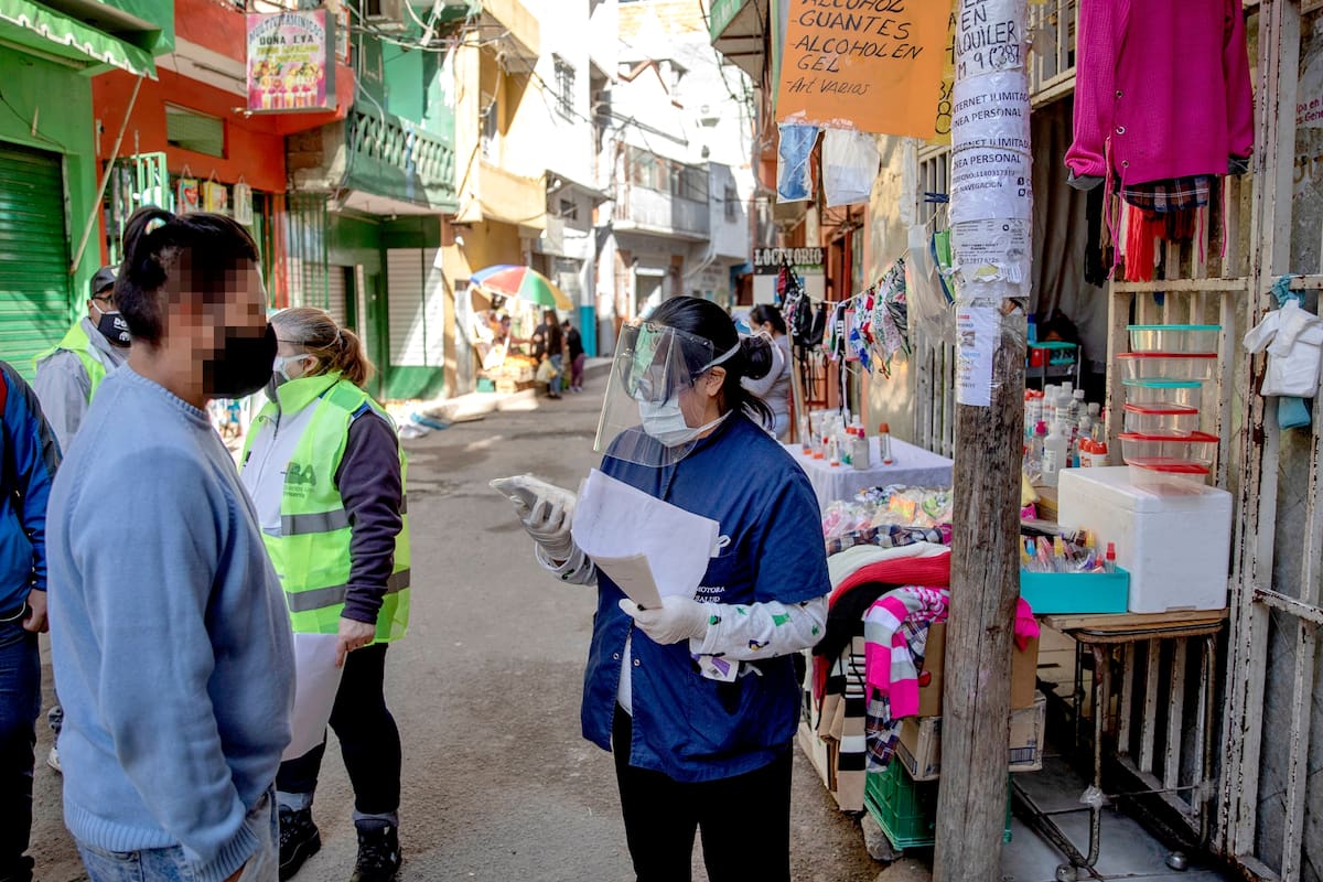 Esta mañana empezó en la Villa 1-11-14, el llamado Dispositivo Estratégico de Testeo para Coronavirus en Terreno de Argentina (DETeCTAr)