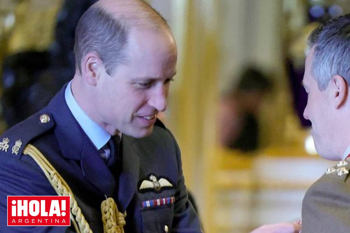 Esta mañana, en el castillo de Windsor, el príncipe de Gales condecoró a un grupo de ciudadanos por su aporte a la sociedad, una ceremonia que en otras circunstancias hubiera presidido su padre.
