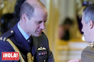 Esta mañana, en el castillo de Windsor, el príncipe de Gales condecoró a un grupo de ciudadanos por su aporte a la sociedad, una ceremonia que en otras circunstancias hubiera presidido su padre.