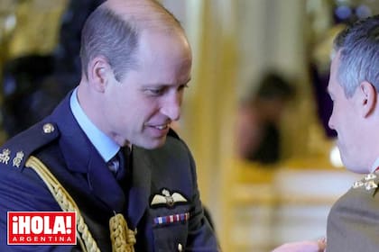 Esta mañana, en el castillo de Windsor, el príncipe de Gales condecoró a un grupo de ciudadanos por su aporte a la sociedad, una ceremonia que en otras circunstancias hubiera presidido su padre.