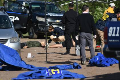 Esta mañana encontraron dos cuerpos en un camino rural, en la zona oeste de Rosario, con heridas de armas de fuego, junto a un vehículo. 