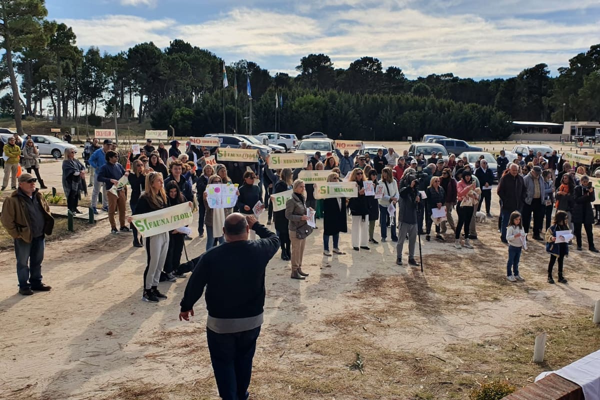 Esta mañana hubo una protesta frente a Costa Esmeralda en contra de la construcción de 100 edificios nuevos