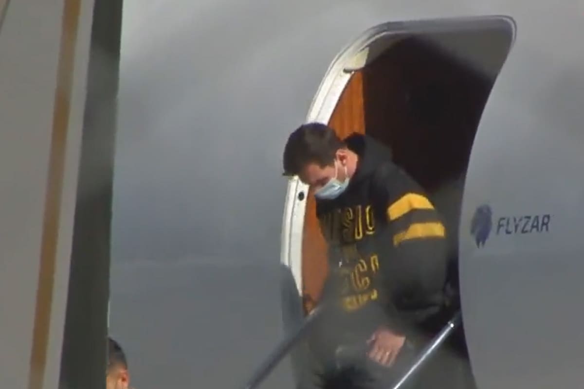 Esta mañana Lionel Messi llegó a la Argentina en un vuelo que compartió con Ángel Di María y Leandro Paredes.