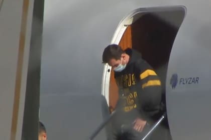 Esta mañana Lionel Messi llegó a la Argentina en un vuelo que compartió con Ángel Di María y Leandro Paredes.