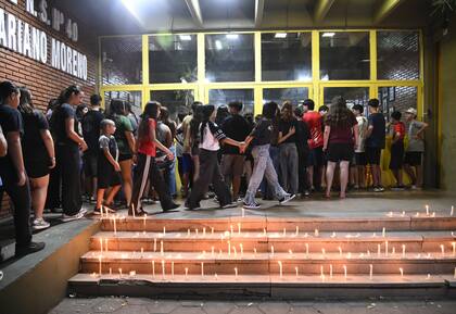Esta mañana un chico llegó a la escuela Mariano Moreno armado con una escopeta y disparó a varios compañeros en la localidad de San Cristóbal, al norte de Santa Fe, como resultado hay una víctima fatal y algunos heridos. A la noche alumnos de la escuela , padres y vecinos prendieron velas en homenaje al chico asesinado