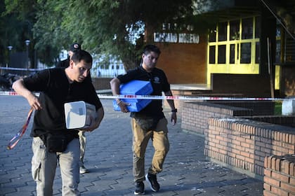 Esta mañana un chico llegó a la escuela Mariano Moreno armado con una escopeta y disparó a varios compañeros en la localidad de San Cristóbal, al norte de Santa Fe, como resultado hay una víctima fatal y algunos heridos.