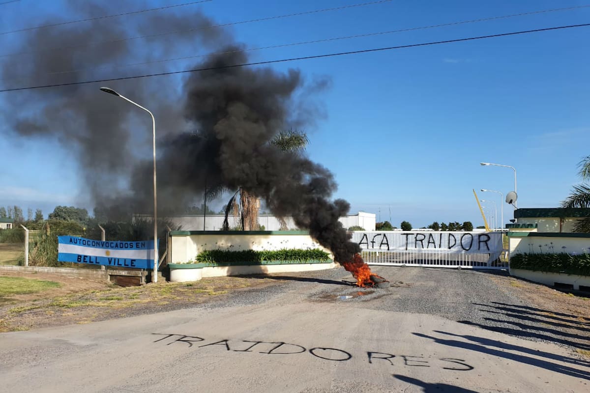 Esta mañana unos 50 productores decidieron hacer una manifestación en la entrada de la AFA en rechazo y protesta por la actitud antipática de la empresa de enviar camiones cargados de granos, en pleno paro del campo