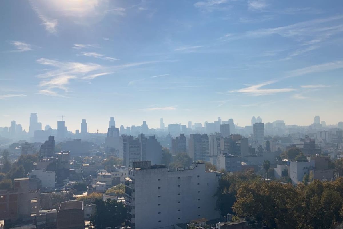 Esta mañana, vecinos de CABA advirtieron la presencia de humo y olor a quemado en distintos barrios