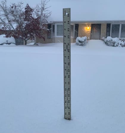 Esta medición de nieve en el sur de Cheektowaga fue publicada por el Estado de Nueva York en Twitter, una alerta sobre las condiciones que prevalecerán en Buffalo y Watertown