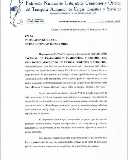 “Esta medida parece ser una artimaña para eliminar estos puestos de trabajo bajo la excusa de vender dichas áreas a otras empresas explotadoras de petróleo”, sostiene el comunicado de Camioneros firmado por Moyano