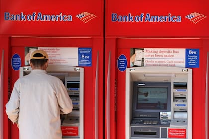 Esta modalidad se basa en el acceso físico a los equipos y aprovecha las vulnerabilidades que tienen los sistemas obsoletos o desactualizados de los principales fabricantes, como NCR y Diebold