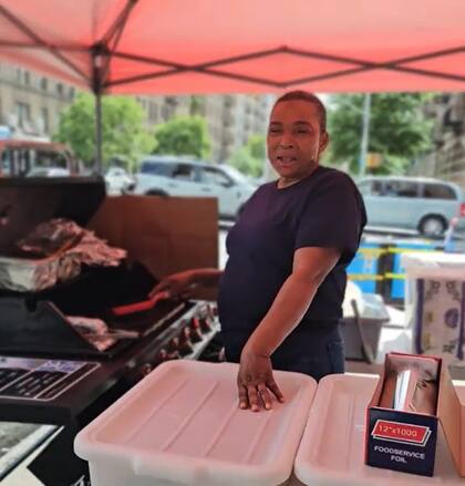 Esta mujer dominicana trabaja desde hace 15 años por su cuenta con su propio puesto de comida en Nueva York