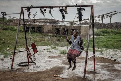 Esta mujer es una de las más de 70.000 personas que cruzaron a Burundi desde enero