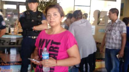 La mujer busca a su hijo, que estaba en el micro que volcó