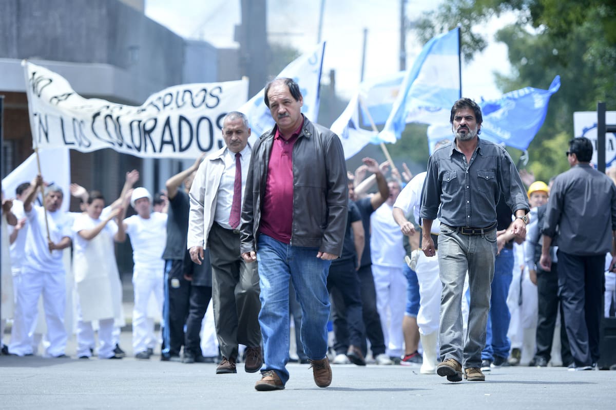 Esta noche, por la pantalla de eltrece, llega el unitario de Polka con Julio Chávez a la cabeza, sobre el gremio de la carne, cuyas primeras imágenes remiten al enfrentamiento que se suscitó en San Fernando