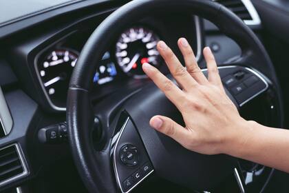 Esta norma busca alertar a conductores y ciclistas de movimientos que pueden ser inesperados para evitar cualquier tipo de accidente de tránsito (Canva)