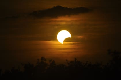 Esta nueva Luna, favorecerá el crecimiento en áreas como el trabajo, las finanzas y el amor (Archivo)