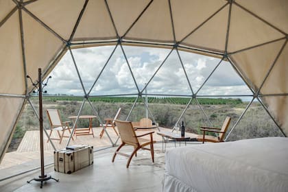 Esta opción de glamping brinda la experiencia de dormir entre viñedos y con vistas increíbles a la Cordillera de los Andes