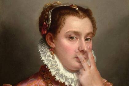 Esta original muestra no solo sale de las típicas galerías de arte, sino que también convoca con fuerza la atención del transeúnte transformado en espectador casual