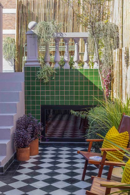 Esta pared está revestida con azulejos verdes con juntas en terracota