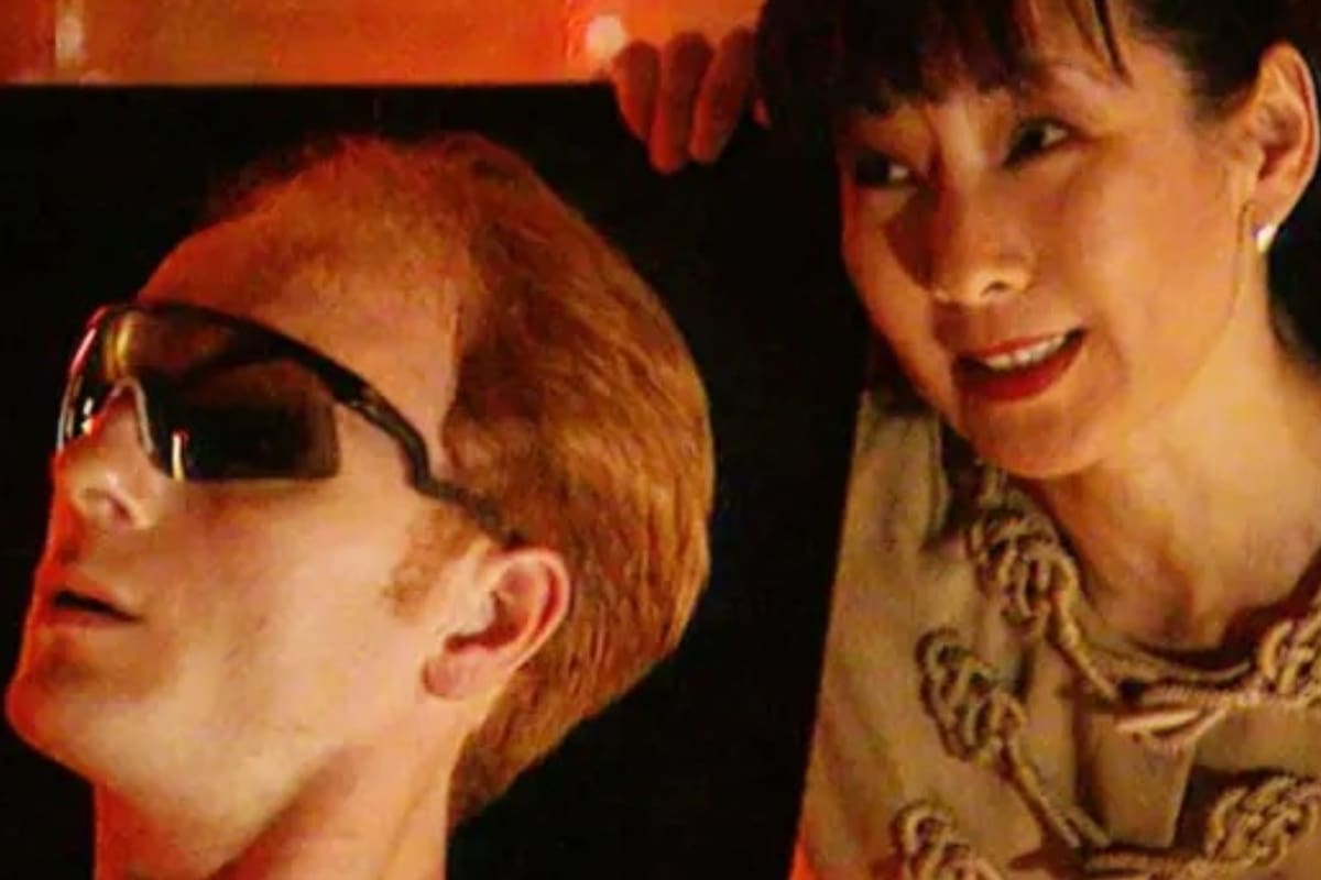 Esta pareja ficticia de 2025, junto con el "casco de realidad virtual" que el hombre porta, apareció en el episodio de Tomorrow's World de 1995