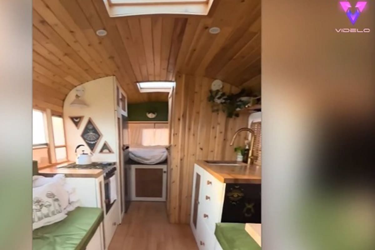Esta pareja transformó un viejo autobús abandonado en una increíble caravana