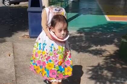 Esta pequeña de tan solo dos años paseó por su barrio y asustó a todos los vecinos con su espectacular disfraz.