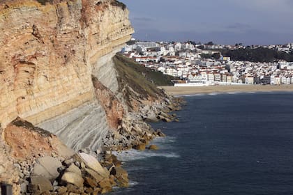 Esta pequeña localidad, a 120 km de Lisboa, temía a sus olas gigantes, pero se transformó en un destino elegido por surfers de todo el mundo, expertos en las condiciones más extremas