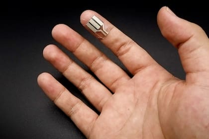 Esta pequeña tira flexible se adhiere a la yema de los dedos y genera energía suficiente para hacer funcionar a un smartwatch