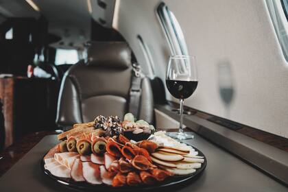 Está permitido tomar bebidas alcohólicas durante un vuelo siempre y cuando sea moderado
