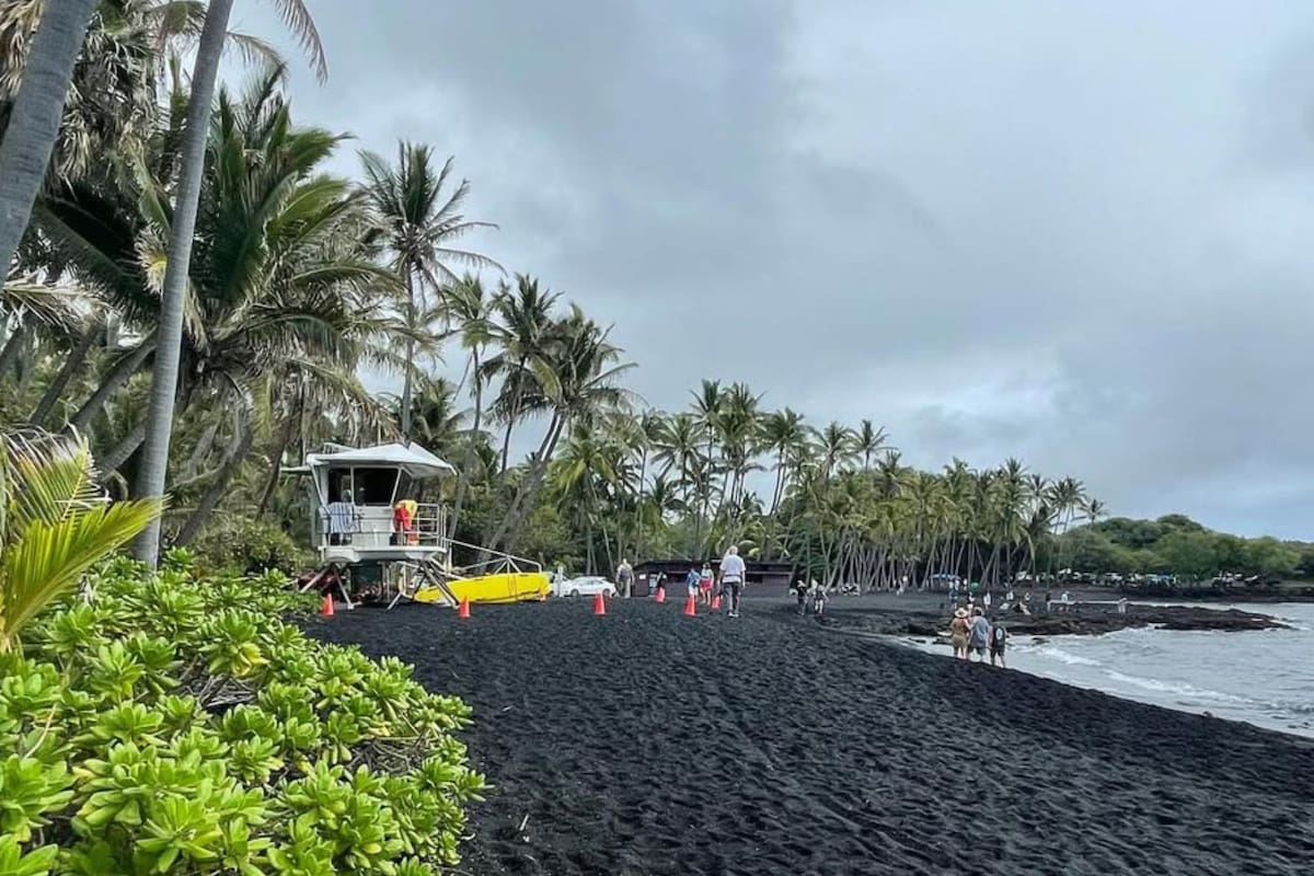 Esta playa de arena negra es un verdadero espectáculo en Hawái (Instagram/@kywb1020)