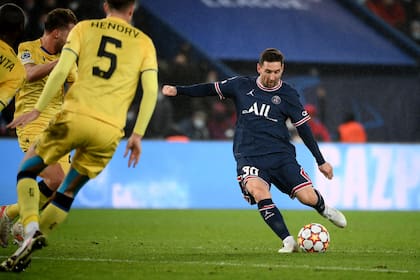 Está por salir el zurdazo que será el primer gol de Lionel Messi a Brujas y el tercero de Paris Saint-Germain en el 4-1 por la Champions League.