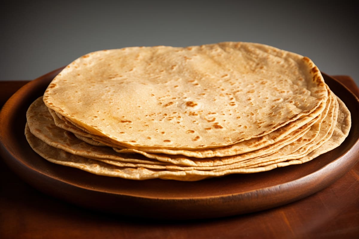 Esta propuesta de tortillas se elabora con harina precocida de maíz en lugar de harina nixtamalizada o MASECA, que sería lo habitual