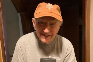 Está próximo a cumplir 103 años y todavía ejerce su profesión, lo que le valió un Récord Guinness como el "doctor en ejercicio más longevo del mundo" (Foto: Instagram @drhowardtucker)
