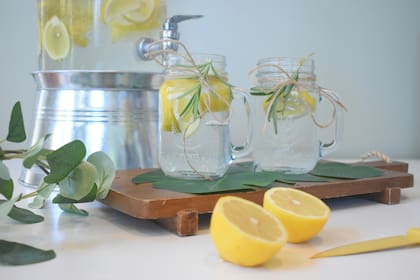 Esta receta de infusión detox cítrica y especiada es para cuatro personas